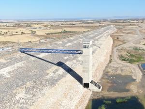 El MITECO formaliza el contrato para conectar el suministro eléctrico al embalse de Almudévar